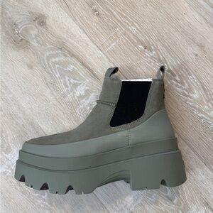 UGG Brisbane sage  Green Platform Boots